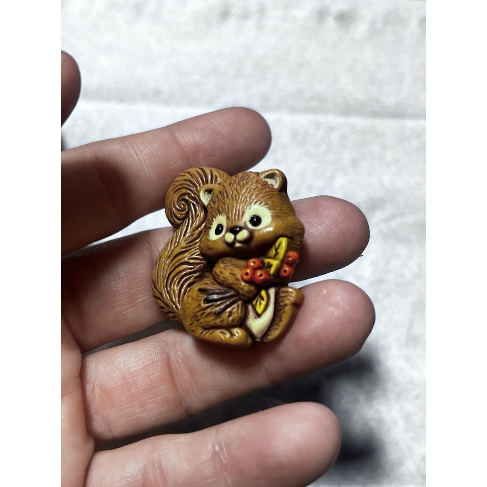 Cute Collectible Brooch Pin Fall Squirrel Holding Berries‎ Signed 1982 Hallmark - Picture 8 of 9